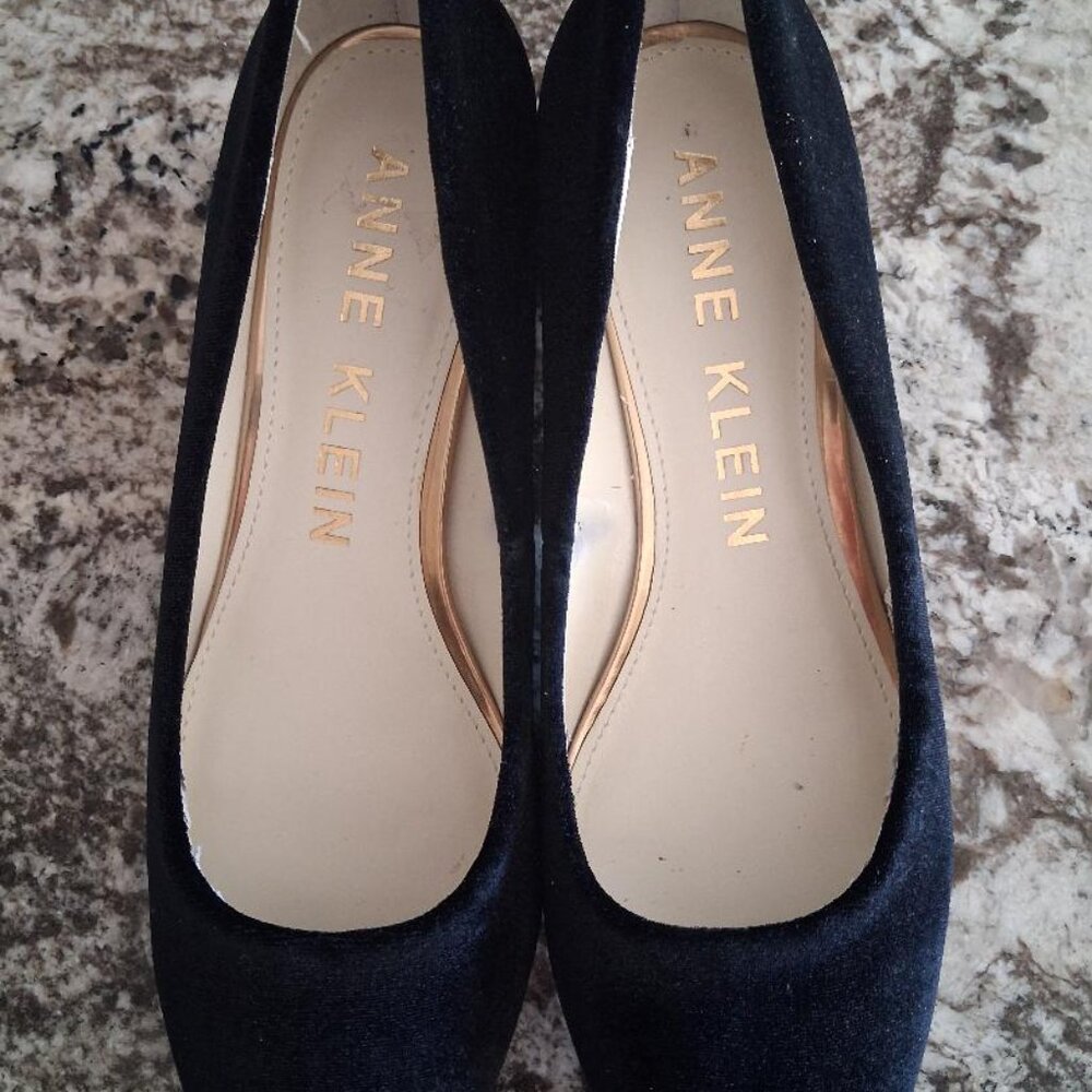 Elegant Anne Klein black velvet pumps w/crystal accents on block heels 7.5B
